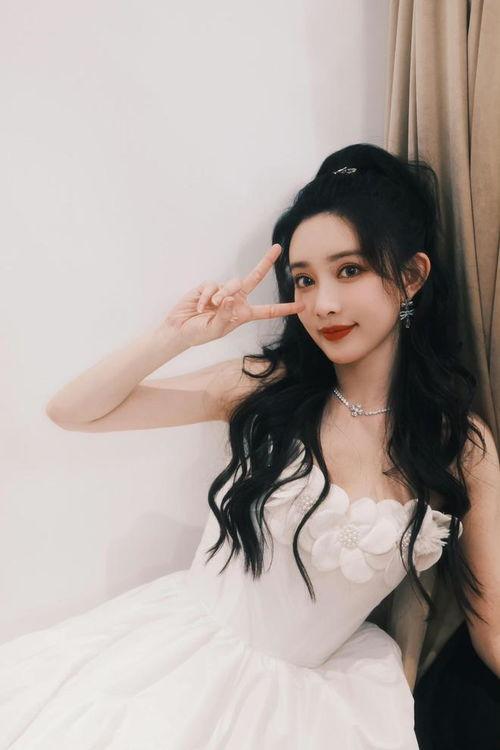 娱乐吃瓜社孟子义,娱乐圈的“瓜中瓜”，揭秘她的成长与蜕变